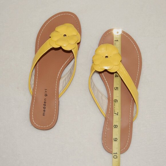 Madden Girl. Yellow Flower Flat Thong Sandals. Women Size 8 - Picture 2 of 6